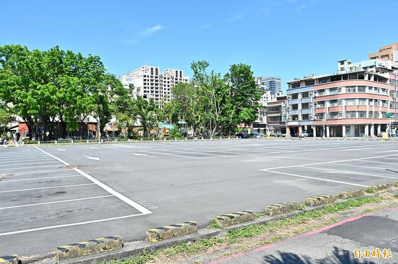 高雄左營新地標誕生！五層樓商場集結停車場、美食與公共服務
