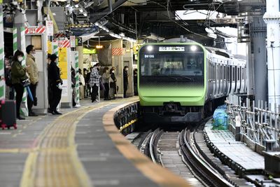 東京JR山手線緊急停駛：多列車集電弓異常引發大規模影響