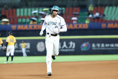 魔鷹連4戰開轟逆轉勝 中信兄弟遭台鋼雄鷹擊敗
