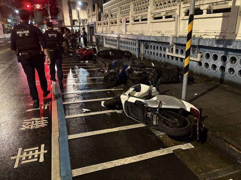 56歲男子精神不濟肇事 台北愛國東路連撞13輛車致1騎士重傷