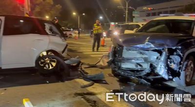 台南警車執勤途中撞上多元計程車 6人受傷送醫