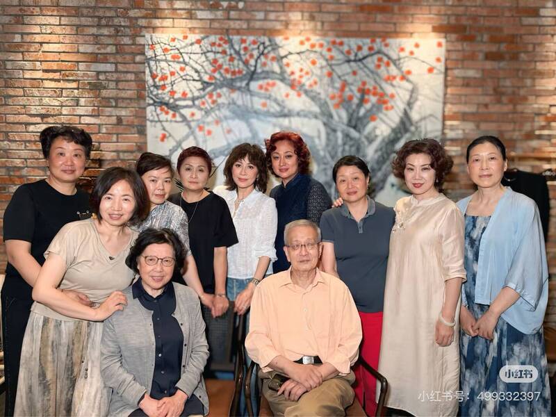 劉嘉玲返鄉同學會驚艷全網：60歲大合照展現全班凍齡秘訣