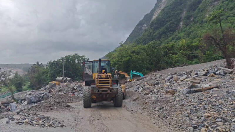 蘇花公路大清水路段雨災中斷 晚間緊急搶通恢復通行