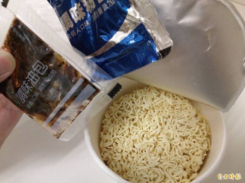 泡麵蓋子超難撕! 網教用「1物」爽快又俐落