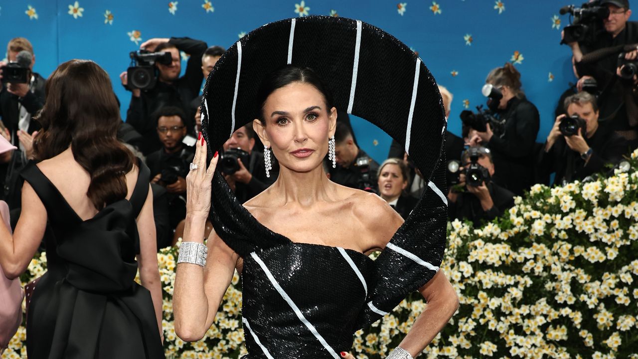 Demi Moore驚艷2025 Met Gala：Thom Browne禮服化領帶為藝術