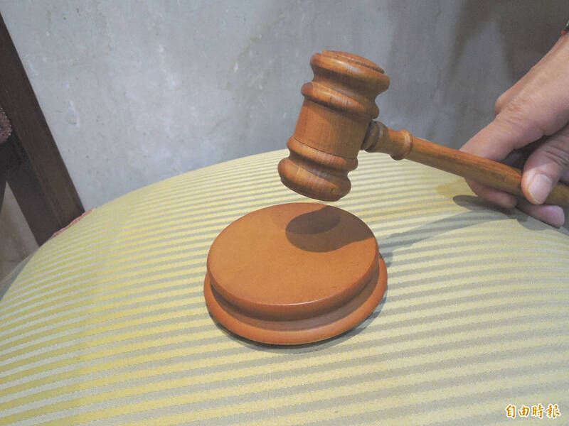 教授抗議鐘點費被調降課堂播音樂，6年訴訟敗訴收場