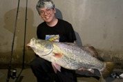 高雄釣手創紀錄！後勁溪出現30斤巨鱸驚艷全網