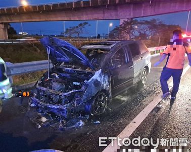 驚險逃生！國道1號台南段小客車突發火災，駕駛及時脫困