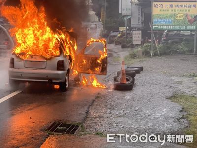 驚險逃生！南投女駕駛車輛突起火變火球 消防隊20分鐘撲滅