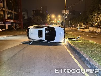 台中「狗頭牌」轎車自撞翻覆 駕駛驚險脫困僅輕傷