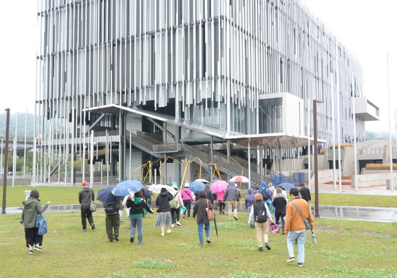 新北市美術館盛大開幕：煙火秀、光雕展現藝術新地標