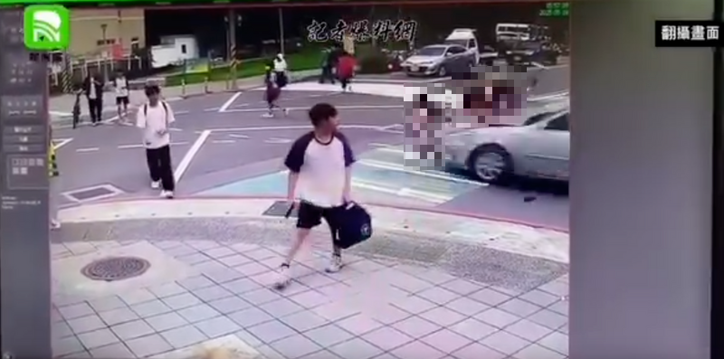 三峽驚悚車禍：78歲駕駛闖紅燈撞飛學生，3死12傷慘劇