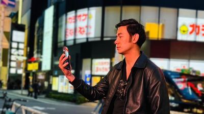 台灣男星亮哲東京街頭開視訊會議：為生活忙碌的斜槓爸