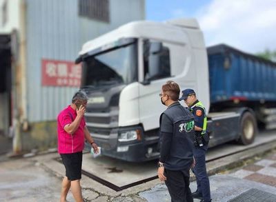 桃園環保局強勢執法：砂石車違規載運不明土石方遭扣車