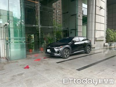 女子情緒失控在交通部大門放鞭炮 警方展開追查