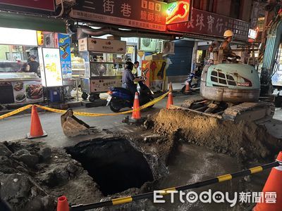 台北士林驚現天坑危機！文林路口1公尺深洞持續擴大，緊急封鎖搶修