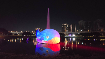 13米高「粉嘻鯨」在大都會公園!定時噴水、夜晚有升級版水舞秀