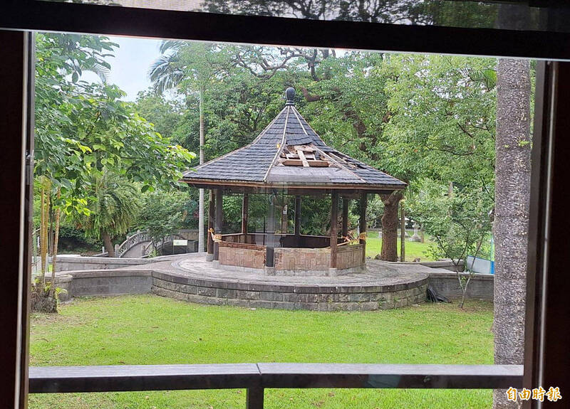 星巴克大溪公園門市爆紅 窗外破損涼亭嚇壞遊客