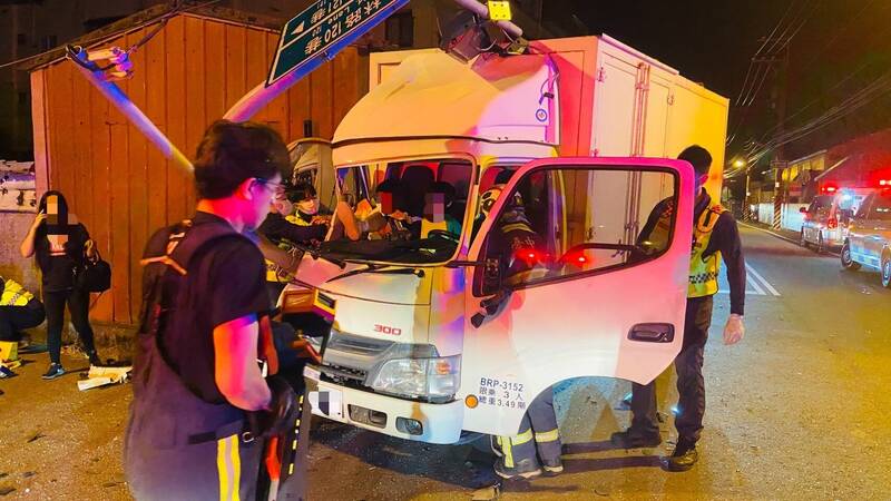 台中驚魂！小貨車撞紅綠燈桿 2名孩童受困急救