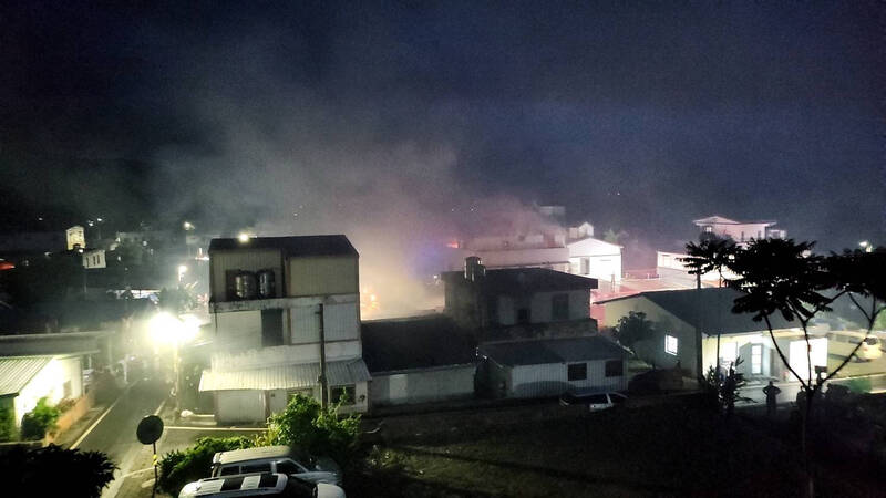 台東延平鄉民宅大火 濃煙籠罩整村 消防全力撲救無人傷亡