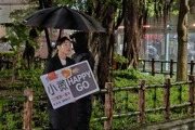 陸配小微未按期離境引發爭議 網紅八炯親赴住家舉牌送行