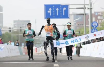 北京天工Ultra奪全球首屆人形機器人半馬冠軍，2小時40分創紀錄