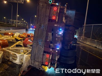 國道1號新營段驚險翻車！大貨車違規變道致聯結車側翻齒輪油灑滿地