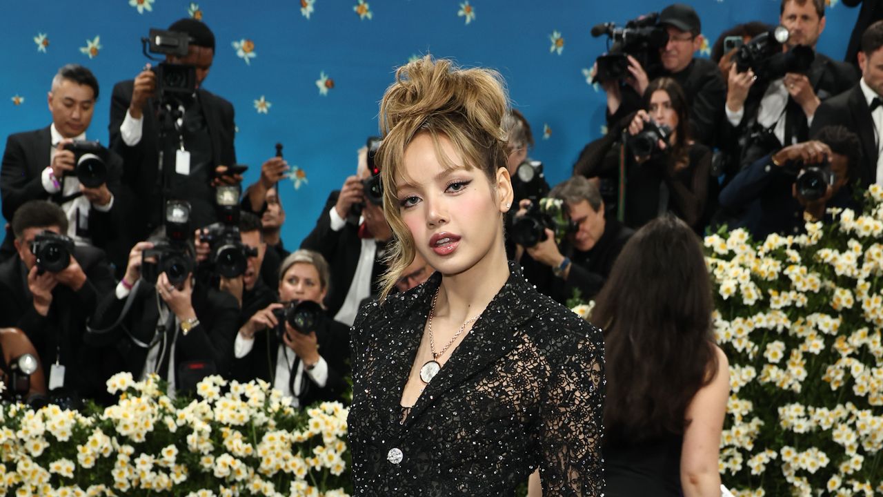 Lisa驚艷Met Gala 2025！Louis Vuitton高訂與Henry Taylor藝術完美融合