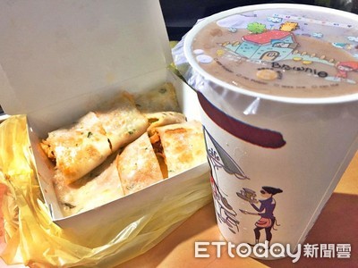 豆漿店醬油驚現蟑螂！店家拒換新引發公憤