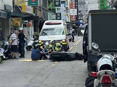 驚魂一刻！小貨車突開門撞倒機車阿北 路人緊急救援