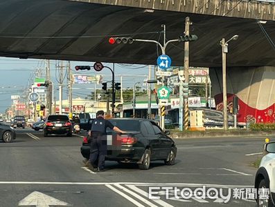 屏東暖心警迅速救援！李姓男子車輛拋錨路中央，警方合力排除障礙