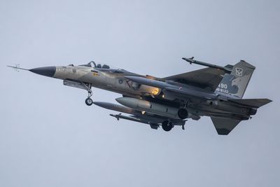 IDF戰機馬公機場夜訓爆胎意外 影響6航班 空軍承諾調查