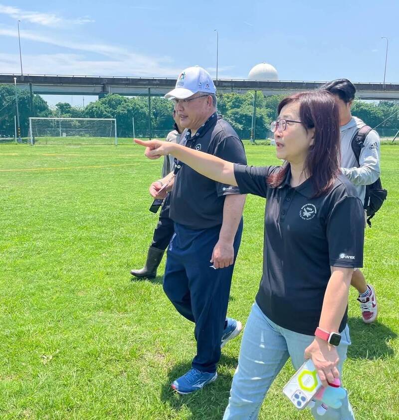 台北市副市長親自檢查世壯運足球場 承諾全面提升設施