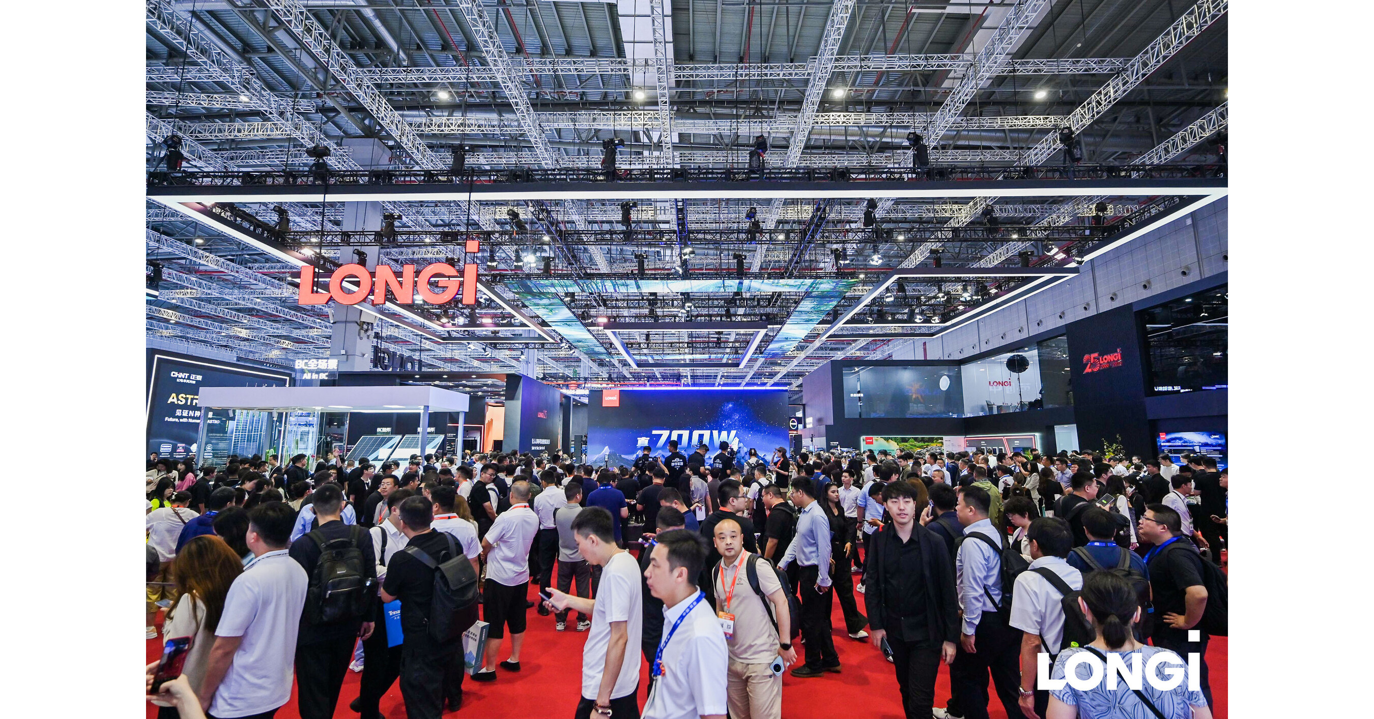 隆基HIBC技術震撼亮相SNEC2025：700W高效光伏組件引領新時代
