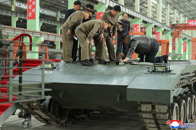 金正恩跪坦克親自指導：北韓推動「裝甲武裝革命」縮小與南韓軍事差距