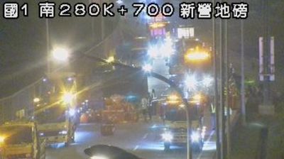 國道1號貨車翻覆事故導致匝道全線封閉，交通受阻