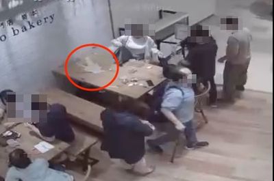 板橋生吐司店驚魂！7人家庭翻桌毀損，女店長遭拐杖襲擊