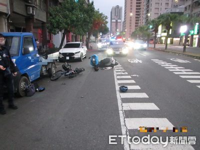高雄連環車禍：女騎士擦撞轎車波及腳踏車騎士，雙雙送醫