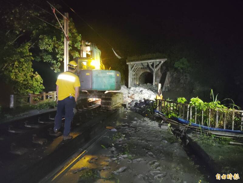 豪雨引發土石流 台鐵北迴線搶修中 週三恢復單線通行