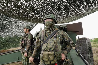 國軍155榴彈砲演練大秀精準射擊 成功反制模擬敵機空降