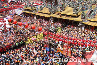 白沙屯媽祖創紀錄！33萬信徒隨行，粉紅超跑急行南下直抵北港