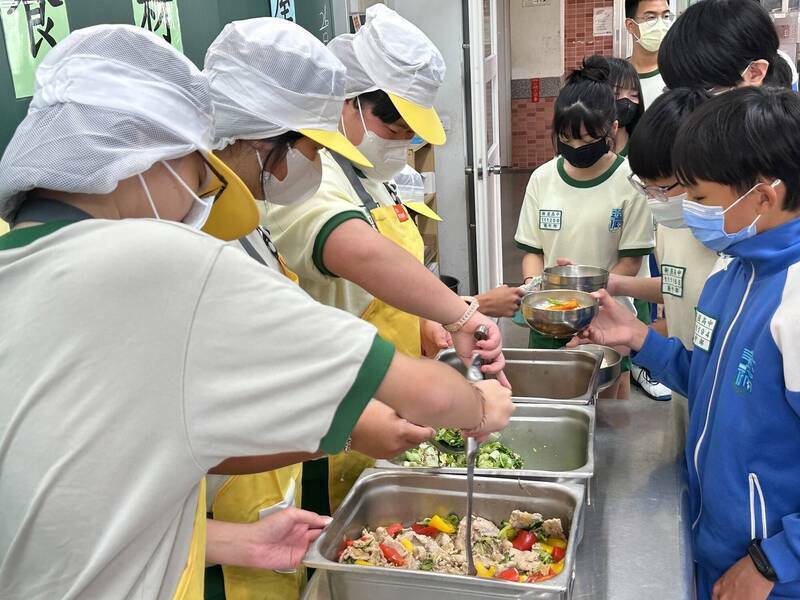 桃園學生5月起享用在地黑毛豬肉 推動營養午餐食材在地化