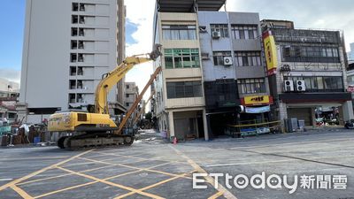 高雄建案災難：建商轉賣土地後拖延重建 80歲住戶淚訴無家可歸