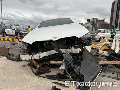 撞破新北大橋施工護欄...工人雙腳骨折 329萬BMW純電車頭全毀