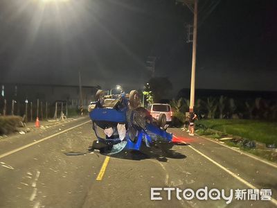 高雄大寮小貨車超車失控撞樹翻覆 駕駛與乘客受傷送醫