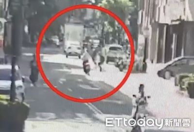 驚悚路口事故：11歲男童騎車左轉被撞飛，駕駛PO網自嘲成「在地人」