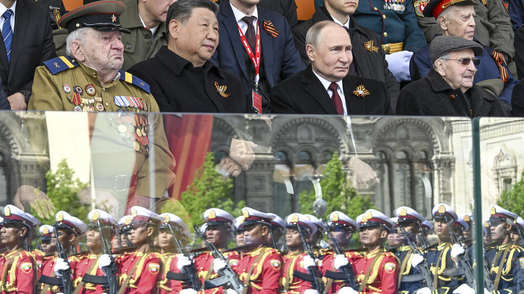 普京在红场盛赞乌克兰作战俄军，习近平等20国领导人见证
