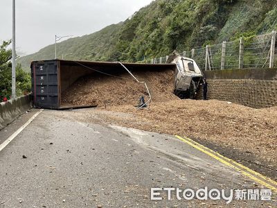 台2線驚魂！砂石車失控翻覆木屑滿地 道路全堵塞