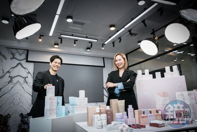 從10坪小店到年收12億！「電商女帝」梁羽的直播帶貨傳奇