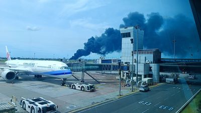 雅加達塑膠廠大火迫使國際機場緊急關閉跑道，開齋節期間班機大亂